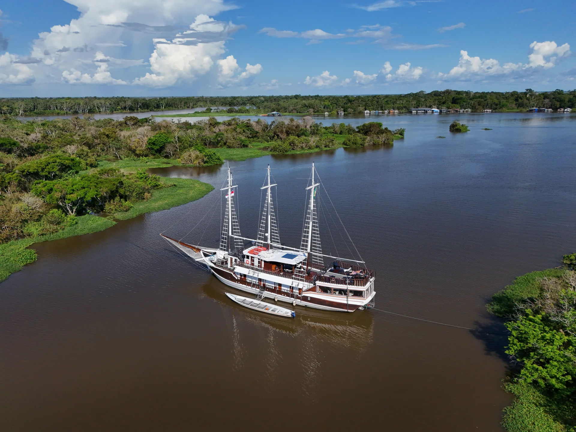 M/V Desafio navegando na Amazônia, visto do alto
