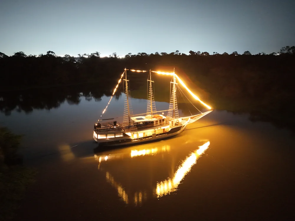 M/V Desafio iluminado durante a noite